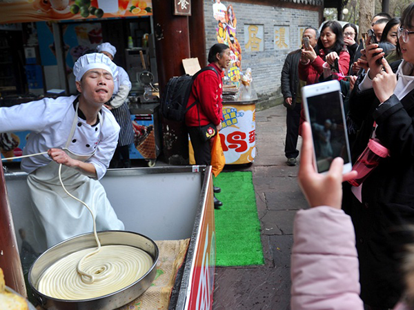 視頻制作讓拉面館爆紅20天，游客“五碗不過(guò)崗”